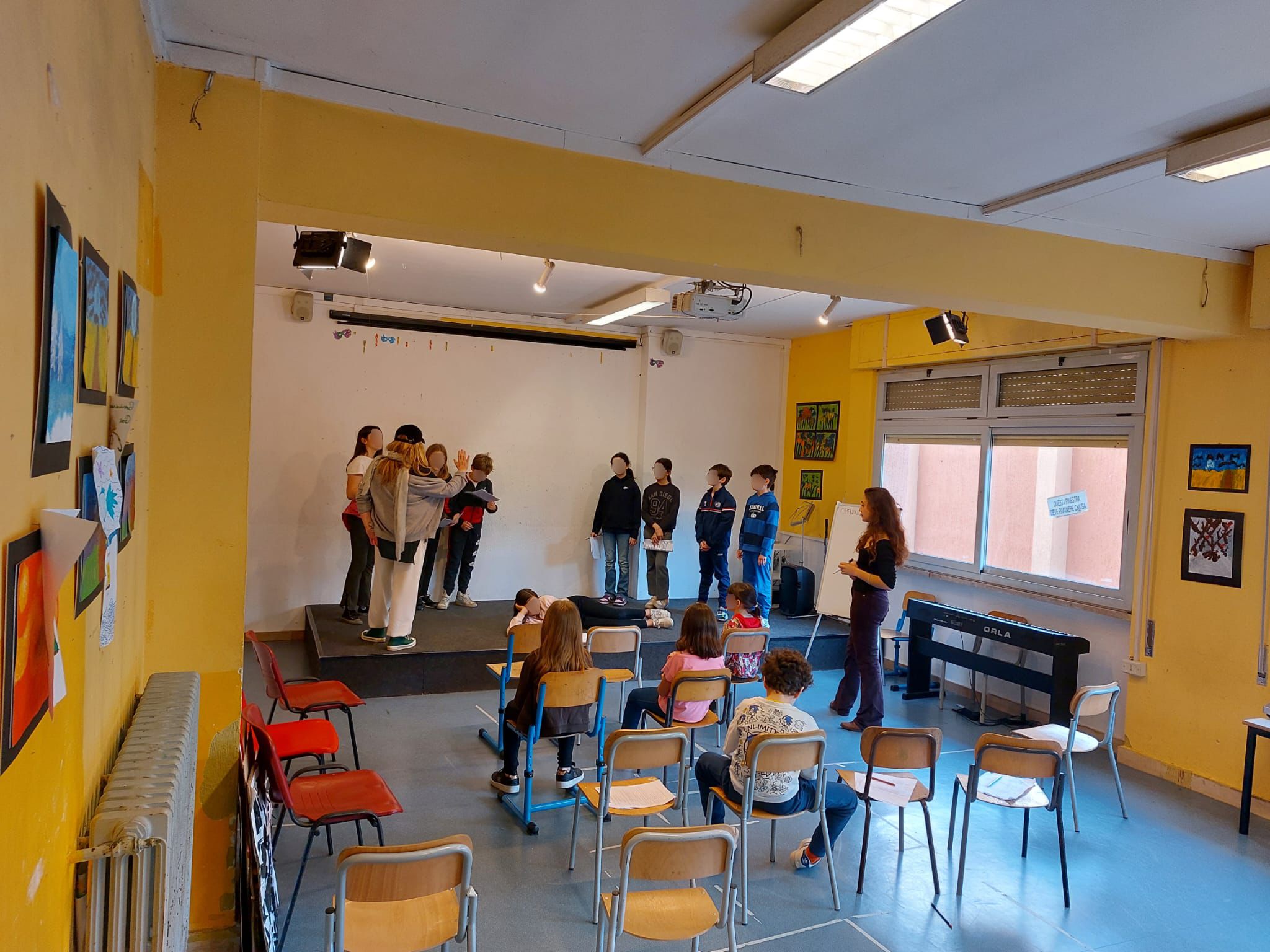 Gruppo sul palco al termine di un laboratorio teatrale